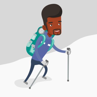 Genç mountaneer karlı bir sırt tırmanma.