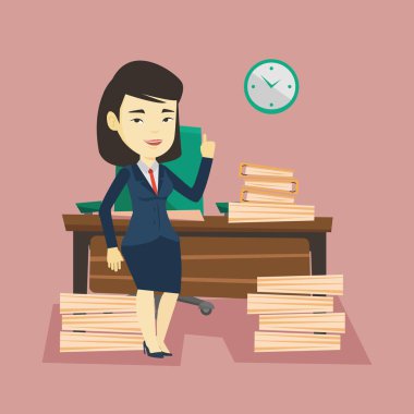 İş kadını onun işaret parmağı ile işaret eden oktan yukarı.