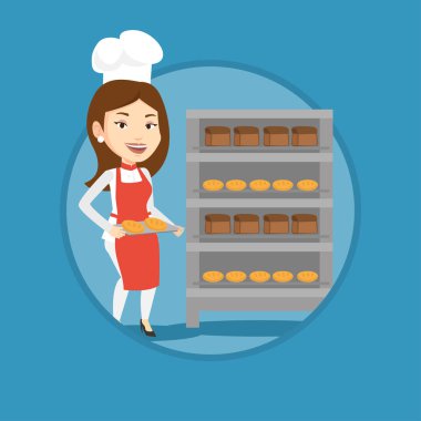 Mutlu genç kadın baker ekmek tepsi tutarak.