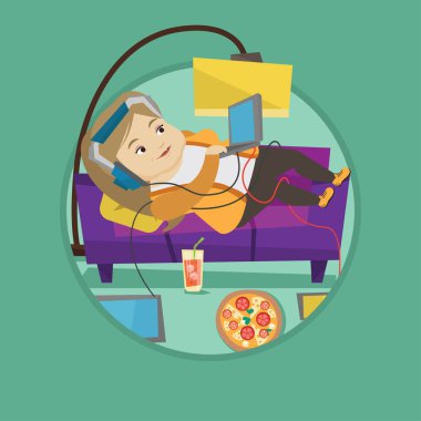 Birçok gadget'lar ile kanepede yatan kadın.