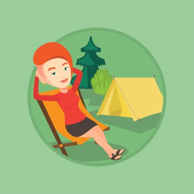 Kampta koltuk katlama oturan kadın.