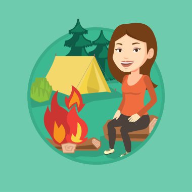 Günlük kamp, kamp ateşi yanında oturan kadın.