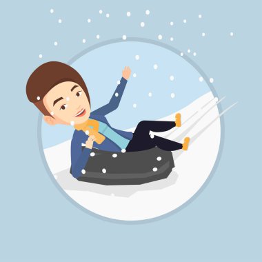 Dağlarda kar kauçuk tüp üzerinde halletme kadın.