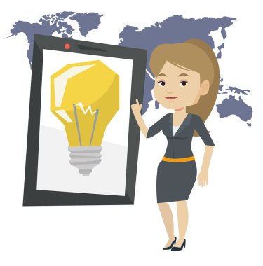 Büyük tablet bilgisayarda işaret eden kadın.