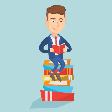 Büyük yığın kitap üzerinde oturuyor öğrenci.