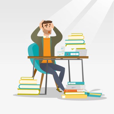 Kitap yığınları ile masadan öğrenci.