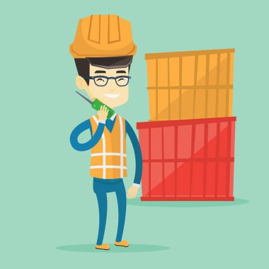 Liman işçisi kablosuz radyo konuşmak.