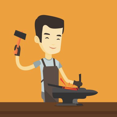 Demirci çalışma metal örs çekiç ile.