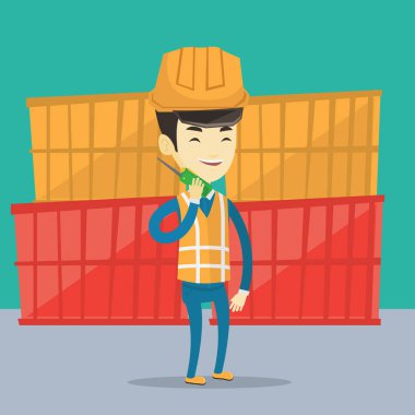 Liman işçisi kablosuz radyo konuşmak.