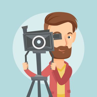 Kameraman ile film fotoğraf makinesi tripod üzerinde.