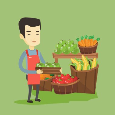 Süpermarket işçi ile kutu elma dolu.