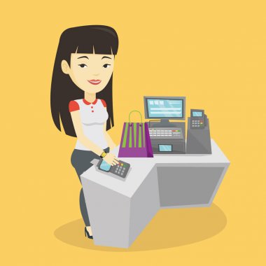 Kablosuz akıllı saati olan ödeme kadın.