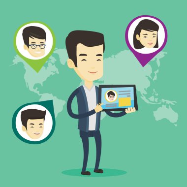 Adam holding tablet ile sosyal ağ.