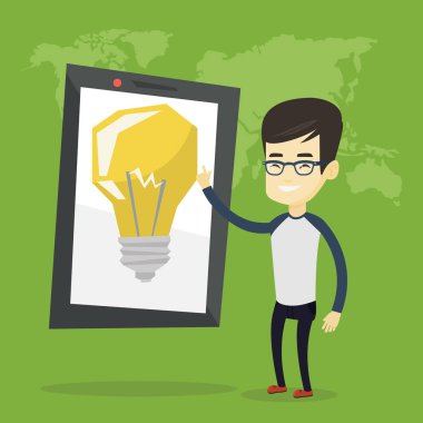 Büyük tablet bilgisayarda işaret eden adam.