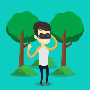 Sanal gerçeklik kulaklık parkta giyen adam.