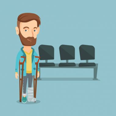 Kırık bacak ve koltuk değneği olan adam.