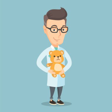 Çocuk doktoru doktor holding oyuncak ayı.