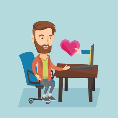 Genç adam dating online dizüstü bilgisayar kullanarak.