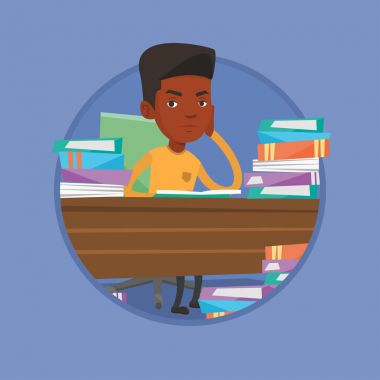 Kitap yığınları ile masadan öğrenci.