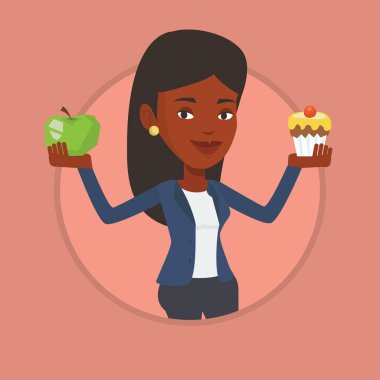 Kadın elma ve cupcake arasında seçim yapma.