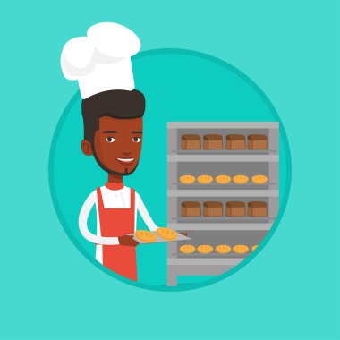 Mutlu genç erkek baker ekmek tepsi tutarak.