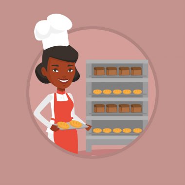 Mutlu genç kadın baker ekmek tepsi tutarak.