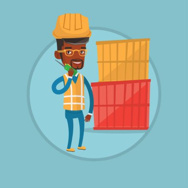 Liman işçisi kablosuz radyo konuşmak.