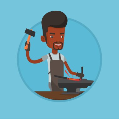 Demirci çalışma metal örs çekiç ile.