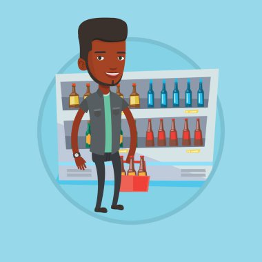 Adam süpermarkette bira paketiyle.