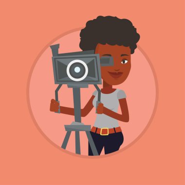 Kameraman ile film fotoğraf makinesi tripod üzerinde.