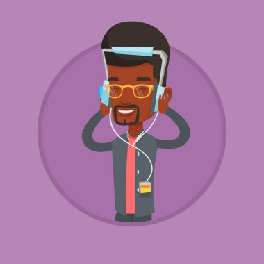 Kulaklıklı genç adam müzik dinliyor..