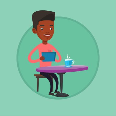 Kafede sosyal ağ sörf adam.