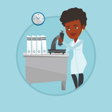 Laboratuar asistanı ile mikroskop.