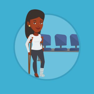 Kırık bacak ve koltuk değneği olan kadın.