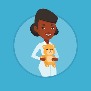 Çocuk doktoru doktor holding oyuncak ayı.