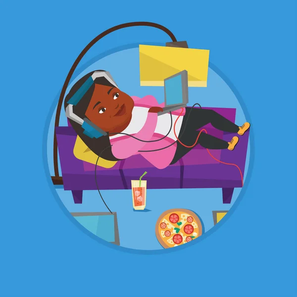 Mujer acostada en el sofá con muchos gadgets . — Vector de stock