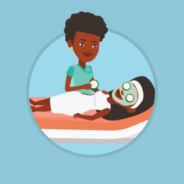 Güzellik bakımları için kadın yapma güzellik uzmanı.