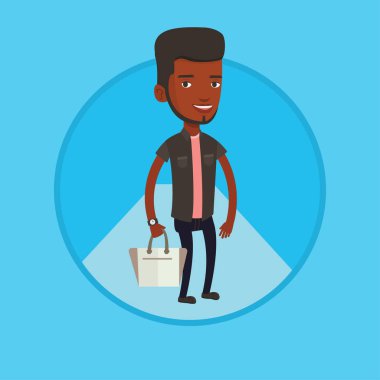 Defile sırasında podyum üzerinde poz adam.