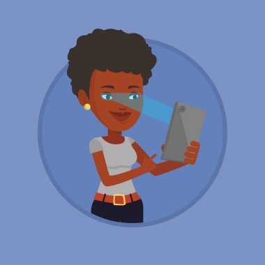 Cep telefonu kilidini Iris tarayıcı kullanan kadın.