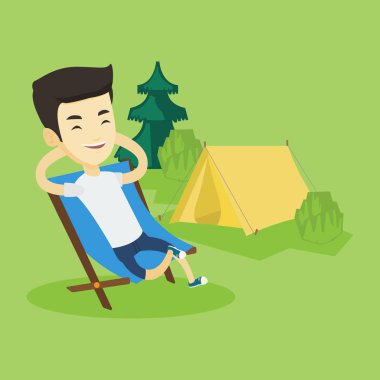 Kampta koltuk katlama oturan adam.