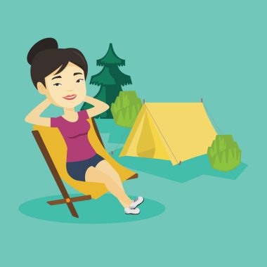 Kampta koltuk katlama oturan kadın.