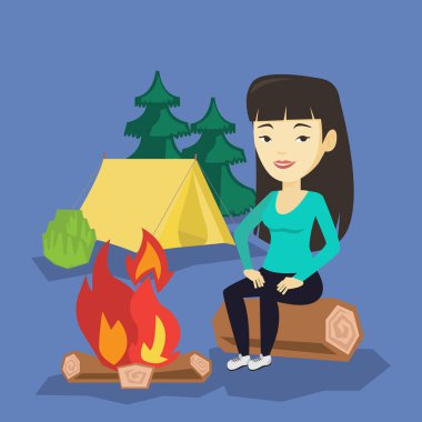 Günlük kamp, kamp ateşi yanında oturan kadın.