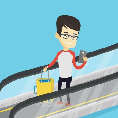 Havaalanında yürüyen merdiven üzerinde akıllı telefon kullanan adam.