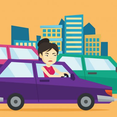 Öfkeli Asya kadın arabada trafik sıkışıklığı içinde sıkışmış.