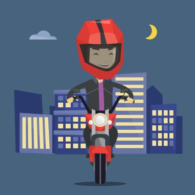 Genç adam gece motosiklet sürme.