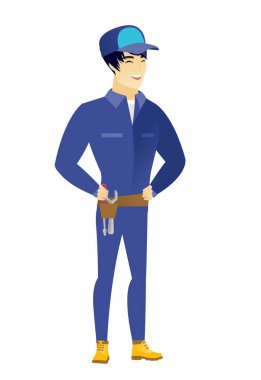 Genç Asyalı makinist gülüyor.