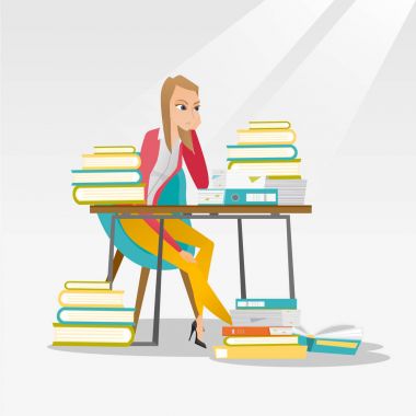 Kitap yığınları ile masadan öğrenci.