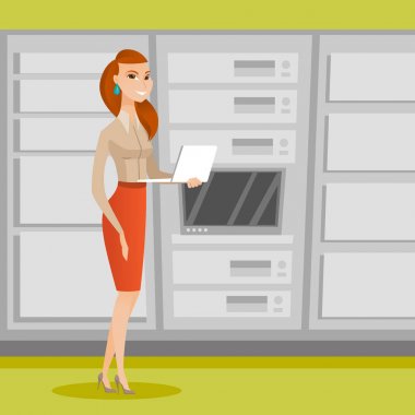 Ağ sunucu odası içinde laptop üzerinde çalışan mühendis.