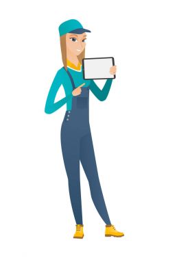 Gülümseyen makinist tablet bilgisayar holding.