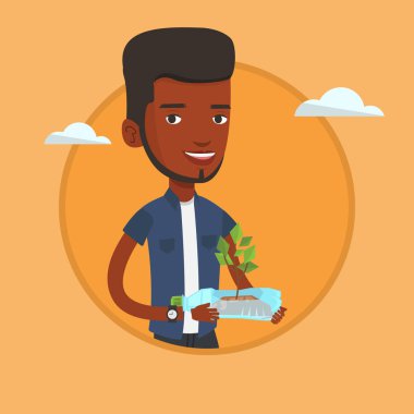 Plastik şişede büyüyen bitki tutan adam.